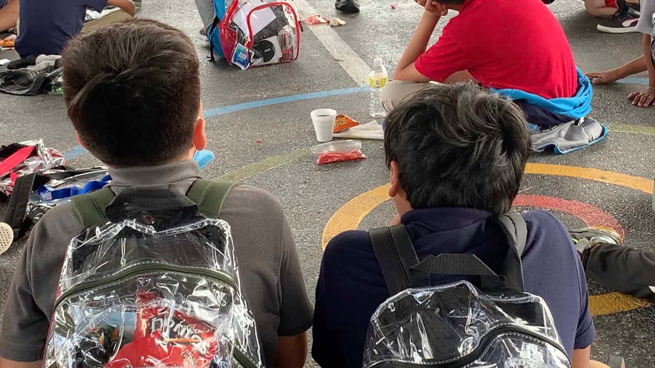 “Una o dos semanas antes de que empiece la escuela, se pueden establecer esas rutinas que se perdieron durante el verano, como irse temprano a la cama, escoger la ropa que nos vamos a poner, o preparar el lonchera de mañana a cierta hora antes de la escuela”, comentó.