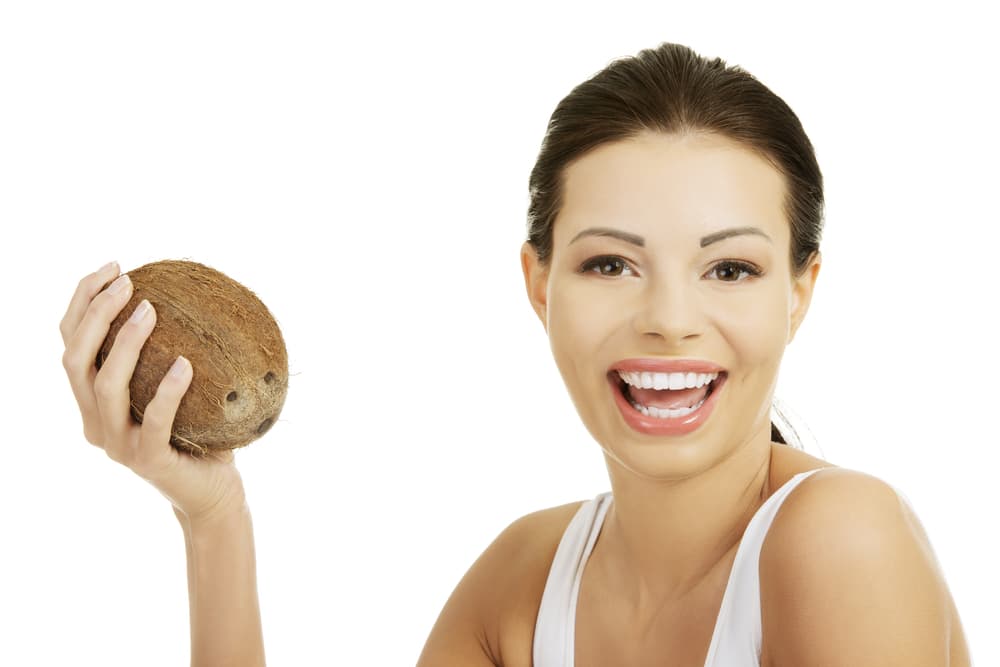 Con mucho cuidado vas a abrirle un huequito al coco en la parte superior, porque lo vas a llenar de varios ingredientes dulces, para que "endulce" tu relación problemática.