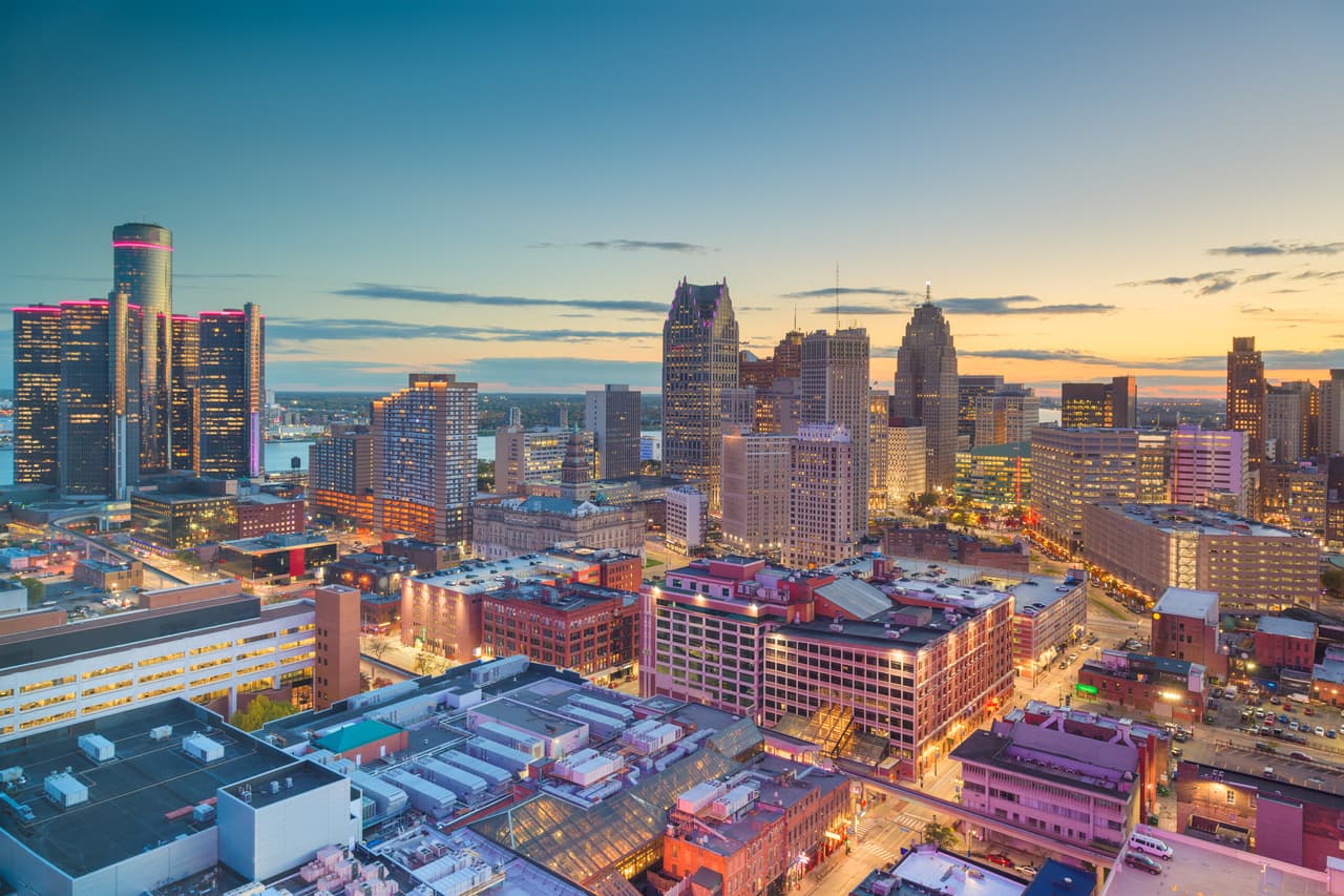 <h3 class="cms-H3-H3">15. Michigan</h3>
<br>
<br>💉 
<b>Esperanza de vida al nacer (2020): </b>76.0
<br>
<br>💉 
<b>Modificación con respecto a 2019 (en años): </b>-2.0
<br>
<br>💉 
<b>Población sin seguro médico: </b>5.4%
<br>
<br>💉 
<b>Población total:</b> 9,973,907
<br>