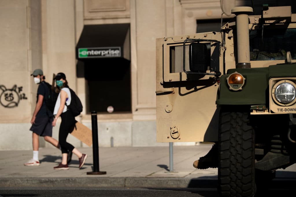 Gases lacrimógenos y balas de goma mientras helicópteros sobrevolaban la capital: tras esas 
<a href="https://www.univision.com/noticias/politica/cuan-bajo-puede-llegar-el-presidente-criticas-tras-la-represion-a-una-protesta-pacifica-para-que-trump-se-tomara-fotos" target="_blank">escenas del lunes se desataron críticas a Trump</a> de líderes religiosos, demócratas y algunos republicanos, incluso de algunos que comentan cuando el presidente comete exabruptos.