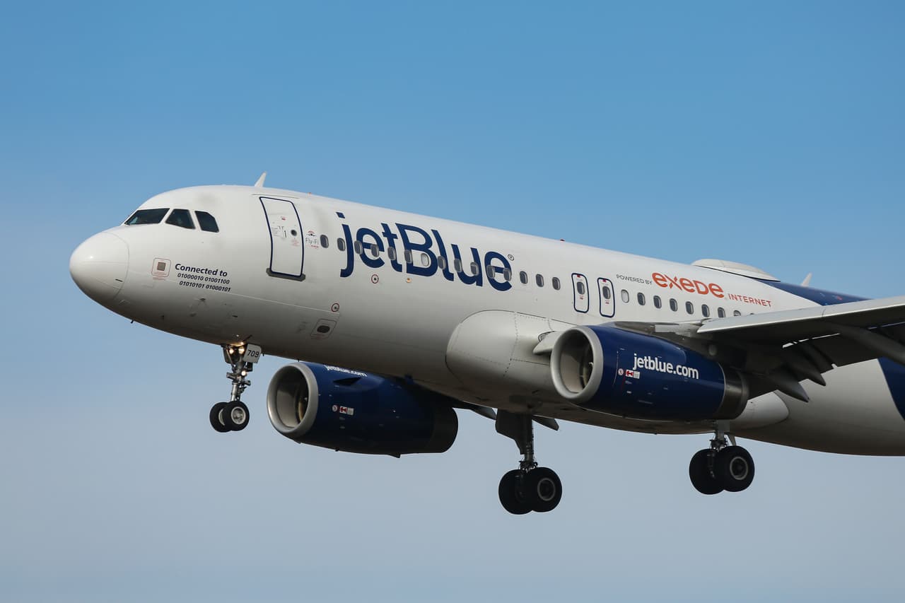 <b>Puesto 6. JetBlue</b>
<br>
<br>Puntos: 52.17.
<br>
<br>Mejor desempeño: comodidad de la cabina y disponibilidad de premios. 
<br>
<br>Peor desempeño: cambios en las tarifas de equipaje.
<br>
<br>Para el estudio, ‘lealtad’ está determinada por la cantidad de clientes en programas de viajero frecuente, la posibilidad de canje de millas y los premios. 
<br>
<br>JetBlue obtuvo el puntaje más alto en las características de la cabina. Es la única que ofrece Wi-Fi gratis y pantallas de televisión en el respaldo de los asientos en cada uno de sus aviones.
<br>