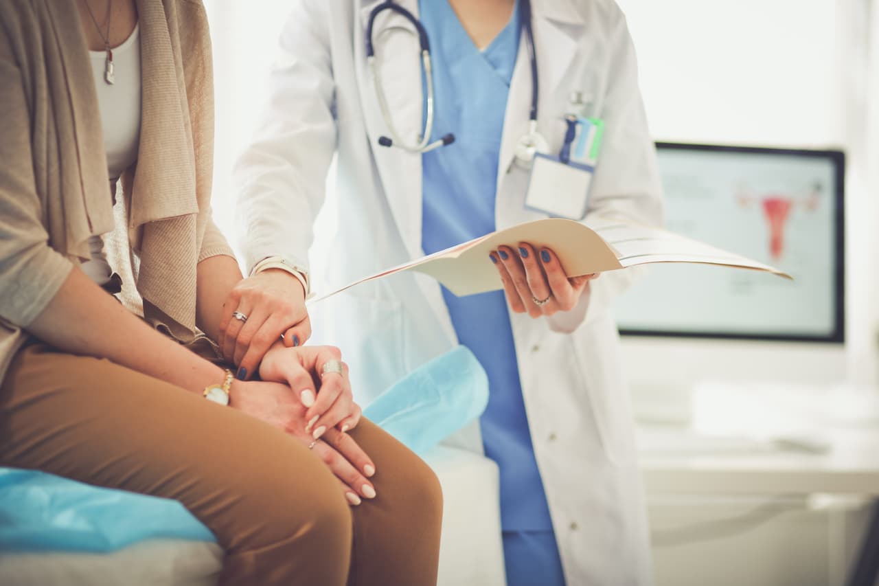 <b>El tráfico aumenta los costos de atención médica.</b> Existen estudios que comprueban que conducir por mucho tiempo es perjudicial para la salud. Afecta desde la presión arterial y el colesterol hasta la salud mental y el sueño. Recientemente, un estudio llevado a cabo en Londres incluso reveló que el exceso de tiempo al volante degrada el cerebro, la memoria, el estado de ánimo y el coeficiente intelectual. Todo esto, por supuesto, conlleva a mayores costos de atención médica. En otras palabras, el tráfico no solo desgasta al auto, sino también al cuerpo.
<br>