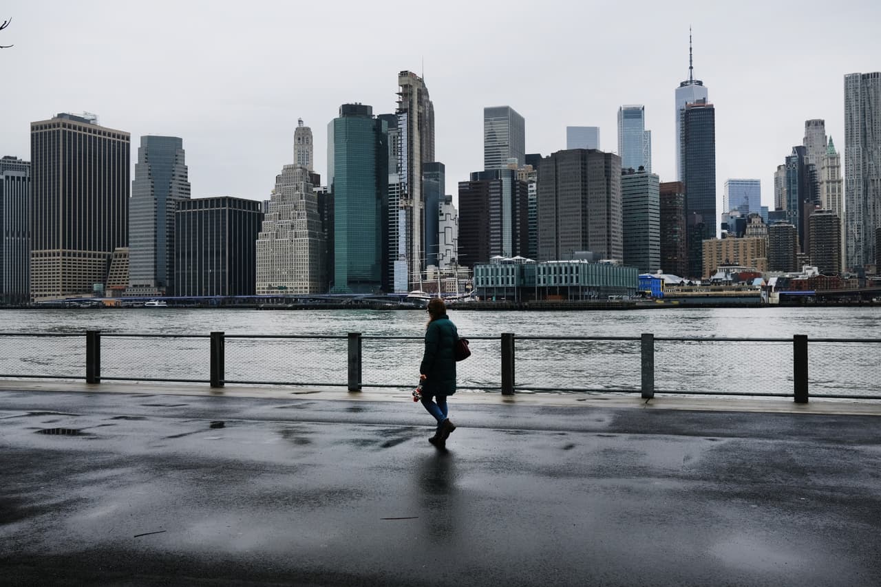 <h3 class="cms-H3-H3">1. Nueva York</h3>
<br>
<br>🔨 
<b>Déficit de empleos no agrícolas en comparación con 2020: </b>-296,700
<br>