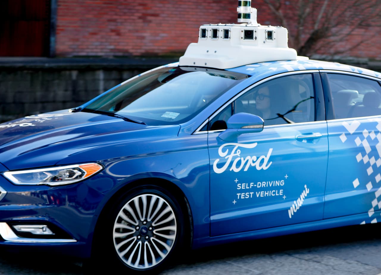 <b>Automóviles autónomos, una vieja idea que comenzó a hacerse realidad hace menos de una década</b>
<br>
<br>El primer carro que no necesitaba conductor fue creado con éxito en 1986 por el ingeniero alemán Ernst Dickmanns. Sin embargo, su proyecto se quedó sin financiamiento y 
<a href="https://www.politico.eu/article/delf-driving-car-born-1986-ernst-dickmanns-mercedes/"><u>“en poco tiempo, el esfuerzo pionero de Dickmanns fue casi olvidado”</u></a>, según Politico. 
<br>
<br>En la última década, General Motors, Ford, Mercedes-Benz, Tesla, BMW, Uber y Google, entre otros, han invertido en esta tecnología, ahora sustentada en los avances de los sensores, computadoras y otros elementos necesarios para construirla.
<br>
<br>Algunas compañías ya tienen prototipos de prueba activos en las calles pero 
<a href="https://www.univision.com/local/houston-kxln/elon-musk-defiende-sus-vehiculos-tesla-tras-accidente-en-houston-fotos"><u>muchos obstáculos todavía no se han superado, como la prevención de colisiones</u></a>. 
<a href="https://www.univision.com/noticias/citylab-transporte/los-vehiculos-autonomos-cambiaran-la-forma-como-se-sienten-las-ciudades"><u>Sin embargo, es un hecho que las carreteras cambiarán</u></a> y serán más seguras gracias a esta tecnología. Algunos expertos aseguran que los camiones de carga autónomos 
<a href="https://www.wired.com/story/trucks-move-past-cars-road-autonomy/"><u>llegarán primero al mercado</u></a>. 
<br>