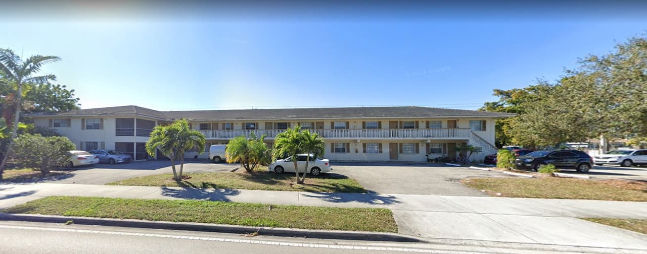 Los residentes del condominio Villa Bianca, ubicado en el 3990 Woodside Drive, en Coral Springs, Broward, recibieron una orden de evacuación, que deben cumplir en las próximas dos semanas, después de que el edificio fuese declarado como inseguro.