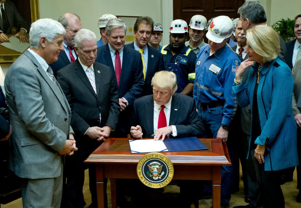 Trump firma ley que deshace las regulaciones que impuso Obama al carbón