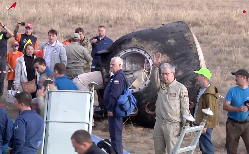 Varios helicópteros acudieron con equipos de recuperación para recoger a los viajeros. 
<b>Los tres descendieron cerca de Dzhezkazgan en Kazajstán aproximadamente a las 7:17 a.m. (E.T.)</b> El viaje fue el tercer más largo en la historia de la NASA.