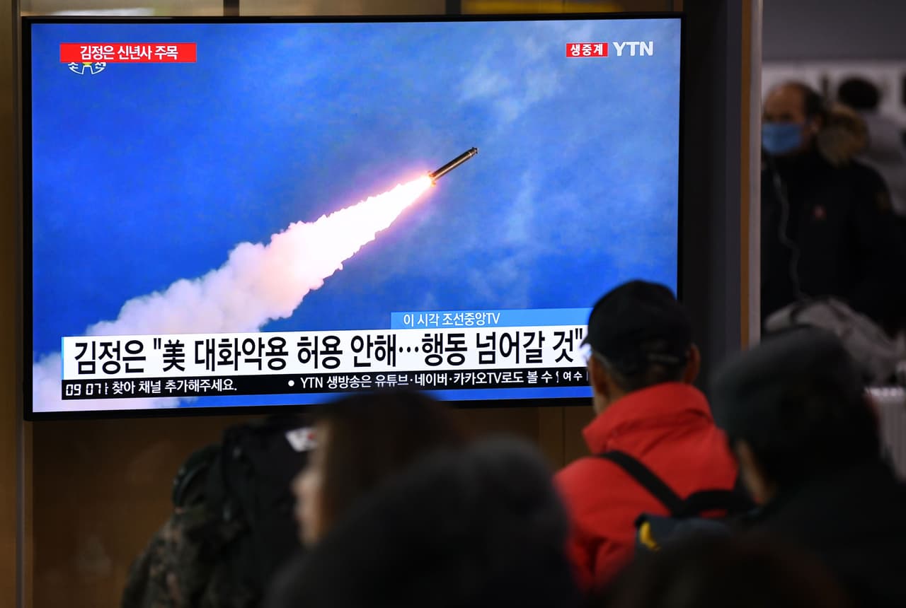 Personas observan imágenes del lanzamiento de un misil norcoreano en Seúl, el 1 de enero de 2020.