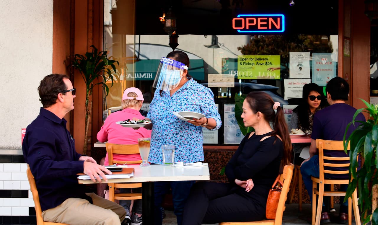 <b>RESTAURANTES</b>
<br>
<br>
<b>Toque de queda. </b>Queda prohibido ofrecer servicio de comida tanto en interiores como al aire libre. Los restaurantes solo podrán operar para vender comida para llevar o entregarla a domicilio.
<br>
<br>
<b>Nivel morado.</b> Tienen prohibido ofrecer servicio a comensales en espacios cerrados. Sin embargo, pueden seguir operando y vender comida para llevar o realizar ajustes y servir a sus clientes en terrazas y aceras al aire libre.
<br>
<br>
<b>Nivel rojo.</b> Pueden servir comida en espacios cerrados siempre y cuando limiten su capacidad al 25% o 100 clientes, lo que sea menor. Además, deberán cumplir con las normas de salud vigentes e implementar un plan para mitigar la propagación del coronavirus.