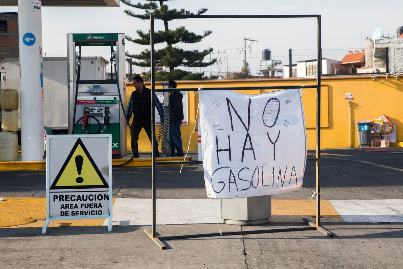 Los problemas de abastecimiento de combustibles en México empeoraron esta semana con largas filas en las gasolineras de varios estados ante las dificultades de los camiones cisternas de llegar a todo el país desde las terminales de Pemex custodiadas por militares.