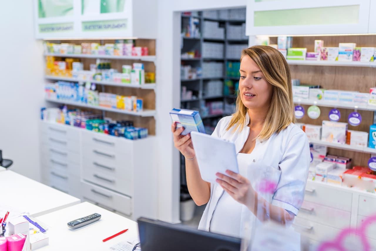<b>Técnico en farmacología</b>.
<br>
<br>Salario promedio anual: 33,950 dólares.
<br>
<br>Crecimiento esperado de este empleo para 2029: 3.6%.
<br>
<br>Este es un trabajo muy importante en el que medirá, mezclará, contará y etiquetará medicamentos. Tiene un farmacéutico supervisando las cosas, pero no recomendado para personas distraídas. Puede requerir alguna certificación y entrenamiento en el trabajo.
<br>