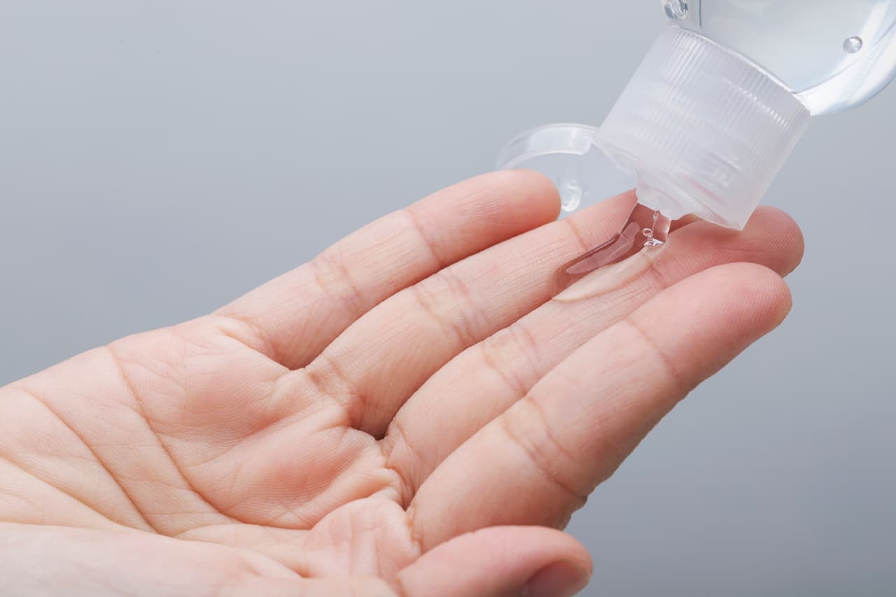 La Comisionada Asociada de Asuntos Regulatorios de la 
<a href="https://www.univision.com/temas/fda">FDA</a>, Judy McMeekin fue tajante al decir que no por el considerable aumento de la demanda de estos desinfectantes durante estos tiempos, "no se tolerará la disponibilidad de productos de mala calidad con ingredientes peligrosos e inaceptables". Además, justificó esta medida inédita al asegurar que es necesario "garantizar la disponibilidad de productos seguros y para comunicar información vital teniendo en cuenta la salud y la seguridad de los consumidores estadounidenses".
<br>