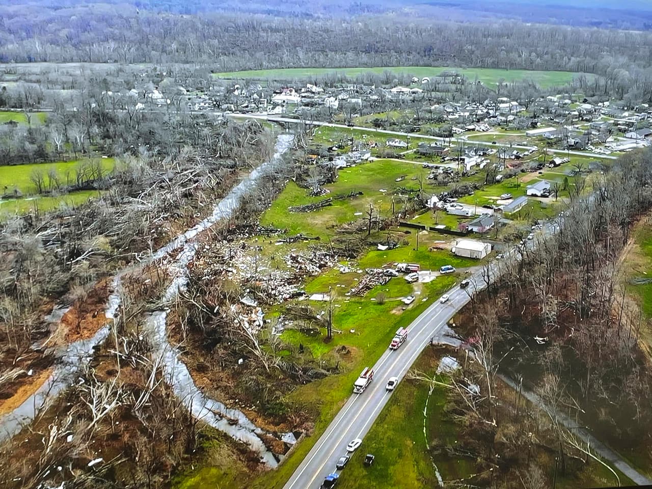 Esta fotografía proporcionada por la Patrulla de Caminos de Missouri y tomada con un dron muestra 
<a href="https://www.univision.com/noticias/meteorologia/poderoso-tornado-fuertes-tormentas-granizo-tornados-golpean-medio-oeste-sur-eeuu" target="_blank">los daños causados por un tornado que azotó el sureste de Missouri</a> la madrugada del 5 de abril de 2023. Las autoridades locales señalan que hay al menos cinco muertos y decenas de heridos.