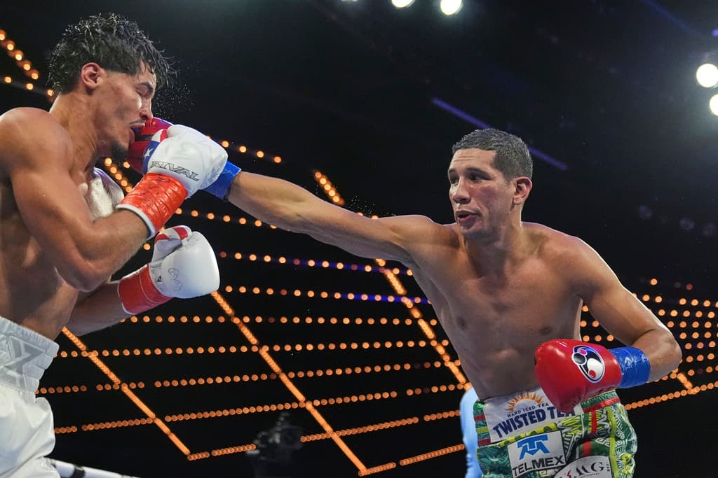 En el noveno asalto, de los 12 que completaron este sábado 26 de julio, 
<b>el boxeador mexicano Jorge 'Chino' García </b>le llegó al rostro del 
<b><a>puertorriqueño</a></b>
<a> <b>Xander Zayas</b>,</a> quien según los jueces se impuso durante el combate, convirtiéndose en 
<b>el nuevo campeón mundial, en las 154 libras</b>, de la 
<b>Organización Mundial de Boxeo (OMB)</b>.