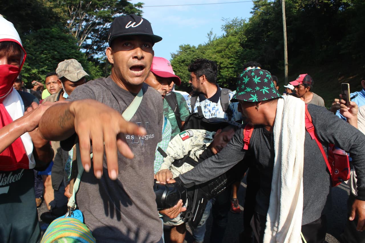 “El enfrentamiento ocurrió a eso de las 7:30 horas de esta mañana cuando la caravana estaba en la carretera federal saliendo del municipio de Pijijiapan”, dijo a Univision Noticias Luis García Villagrán, director ejecutivo del Centro de Dignificación Humana A.C., una de las organizaciones que convocó la caravana. Aparentemente, 
<a href="https://www.univision.com/noticias/inmigracion/batalla-campal-entre-inmigrantes-caravana-y-tropas-guardia-nacional">la detención de varias mujeres que se encontraban en la retaguardia</a> llevando a sus hijos pequeños en carriolas (coches de bebé) fue el detonante del choque con las autoridades.