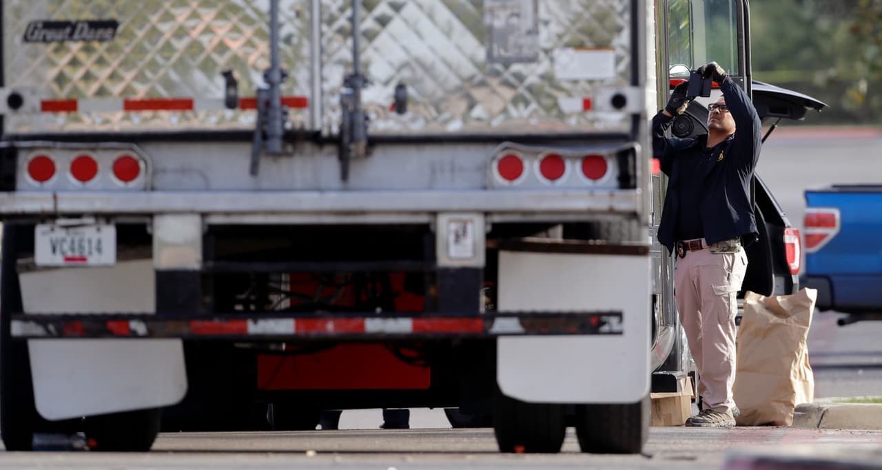 San Antonio se ubica a unas 150 millas desde la frontera con México. El camión tiene matrícula de Iowa y estaba registrado con la compañía Pyle Transportation Inc., de Schaller, Iowa.
