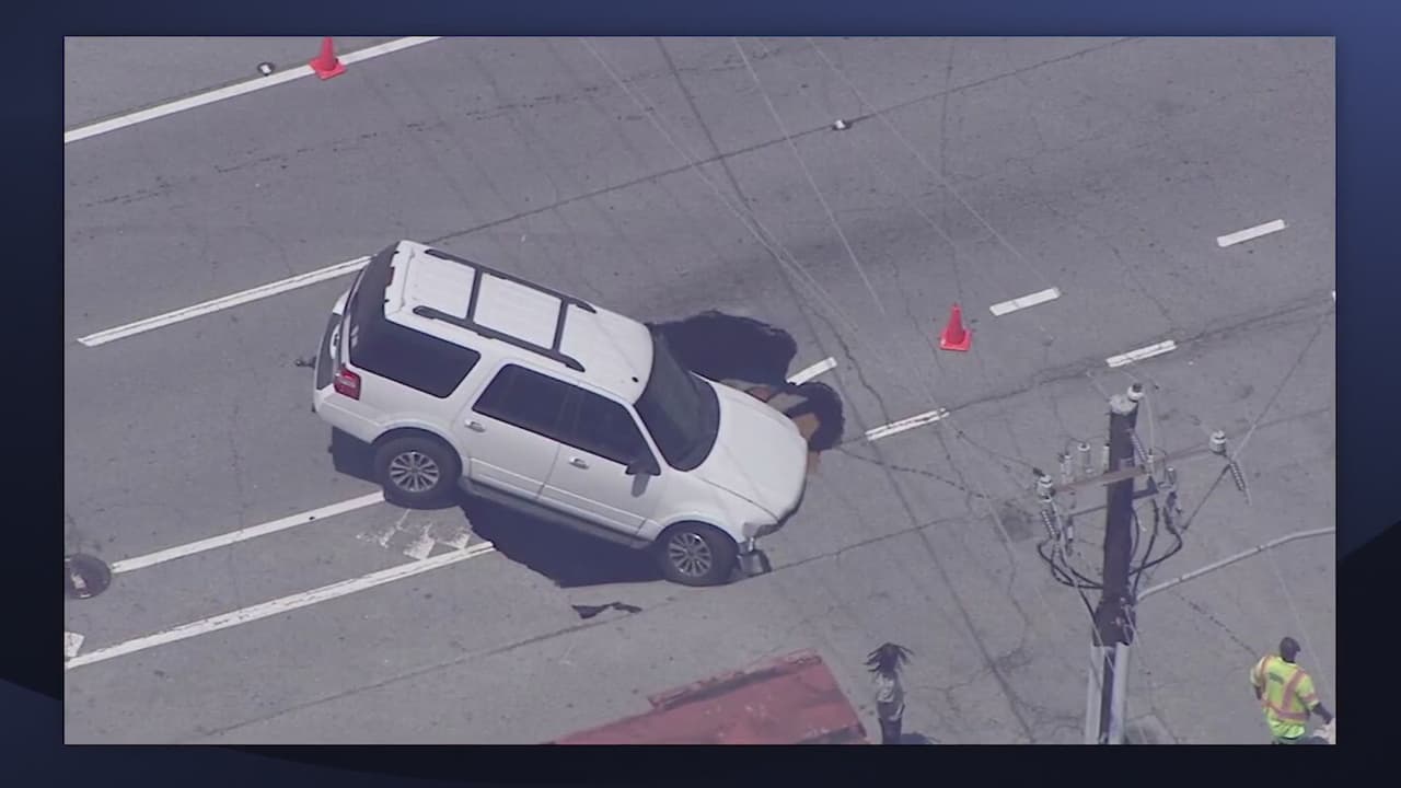 Auto cae en agujero que se formó en carretera del centro de Atlanta