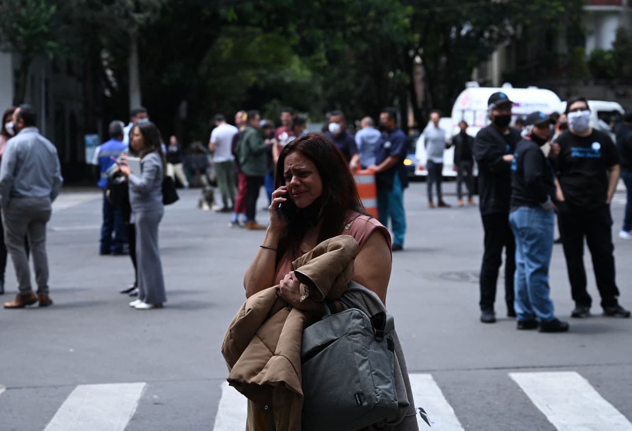 <b>"Hasta ahora no se reportan daños",</b> escribió en su cuenta de Twitter la alcaldesa de Ciudad de México, Claudia Sheinbaum. Poco después, el presidente Andrés Manuel López Obrador informó de
<b> la primera persona fallecida por la caída de un muro en un centro comercial en Colima.</b>