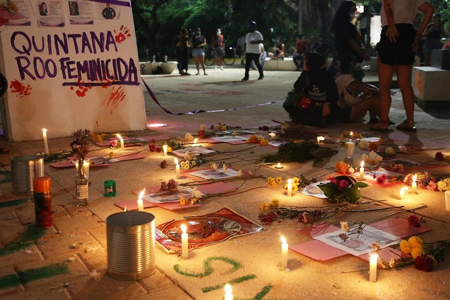 Frente al palacio municipal de Cancún se instalaron imágenes, velas, flores y otros objetos para recordar a Victoria Salazar y a otras mujeres que han muerto en la entidad. Las manifestantes aseguraron que 
<b>en otro lugar del mundo, el presidente municipal de Tulum y el gobernador habrían renunciado "de inmediato"</b> ante lo sucedido.