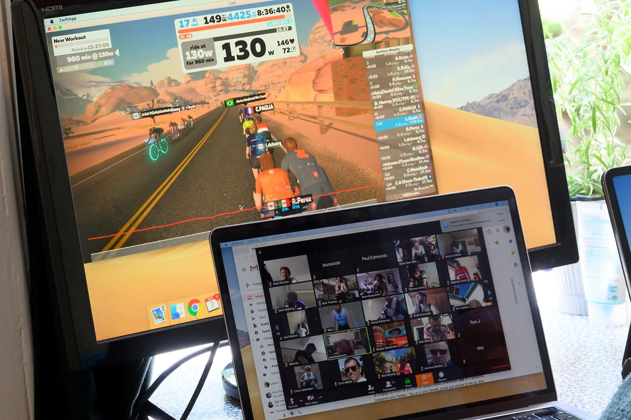 <b>La vuelta al mundo en bicicletas estacionarias.</b> Un grupo de ciclistas participan en un desafío virtual al que llamaron "La vuelta al mundo en un día", en Londres, Reino Unido. A través de una aplicación de ciclismo virtual y Zoom, los atletas pudieron hacer la actividad física en casa, mientras se comunicaban por videoconferencia. 7 de mayo.
<br>