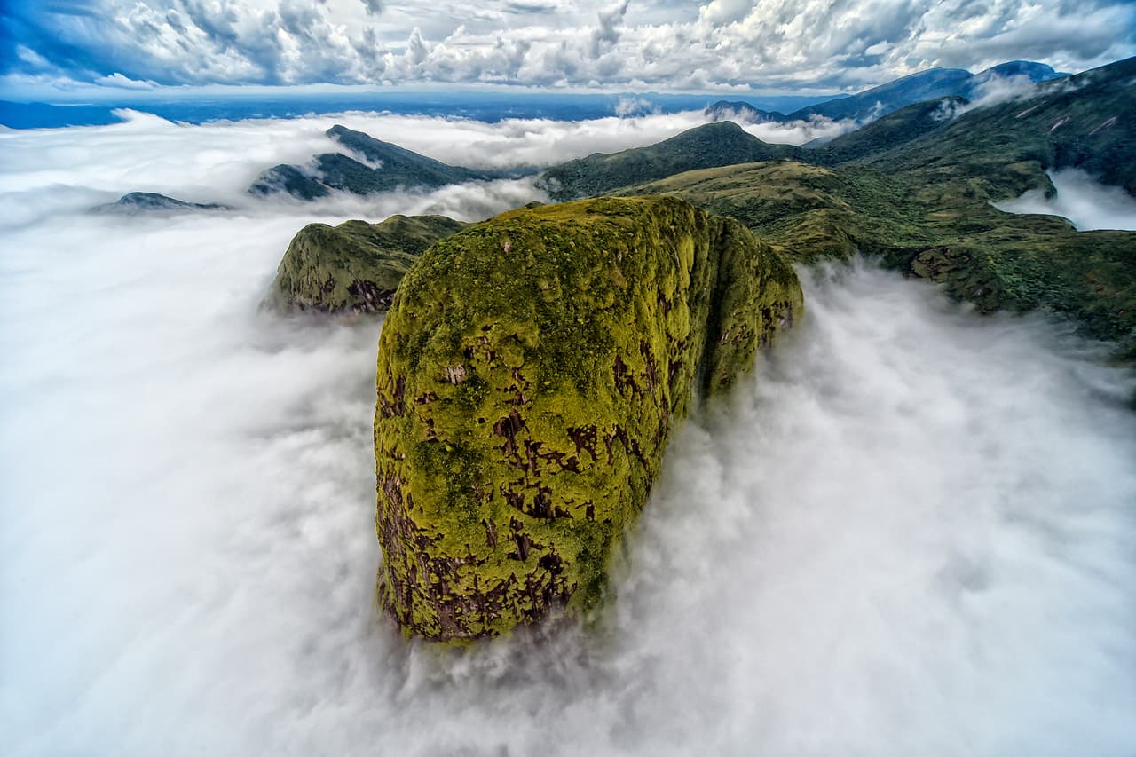 <b>‘Sierra de mar’</b>
<br>
<br>“Durante un vuelo en helicóptero sobre la cordillera del mar, me encontré con esta capa de nubes que hizo que la montaña pareciera un dinosaurio”, explicó el autor sobre esta fotografía tomada en Brasil. Obtuvo el segundo lugar en la categoría ‘paisaje’. 
<br>
<br>
<i>The Nature Conservancy </i>fue fundada en Estados Unidos en 1951. “Gracias a más de un millón de miembros y los esfuerzos de más de 400 científicos, impactamos la conservación en 72 países y territorios”, explica la organización en su portal.