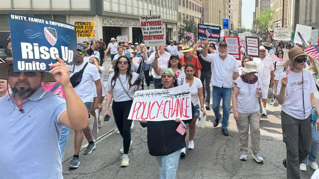 Entre los oradores frente al Ayuntamiento estuvo el congresista Al Green, quien aprovechó la ocasión para enviar un mensaje directo al presidente Trump: 
<b>“Respete los derechos de las personas”</b>. Su intervención fue recibida con aplausos y consignas de apoyo.