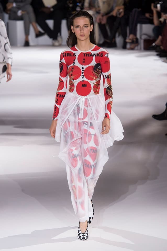 ¿Cómo parecer que te vistes sin esfuerzo? Stella McCartney lo mostró en Paris Fashion Week