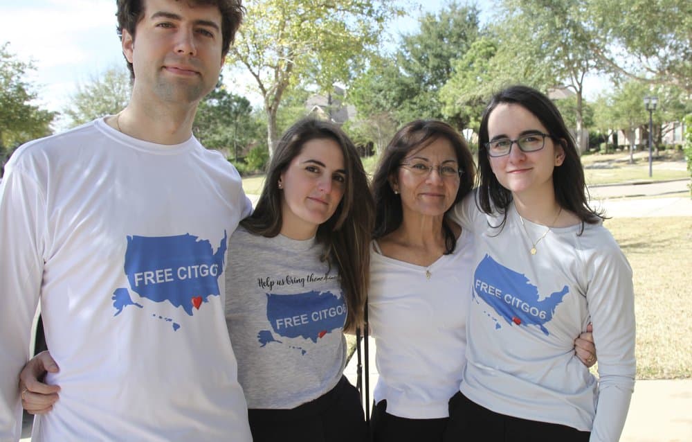 Usando camisetas con el mensaje "Libere el Citgo 6", la familia Vadell posa para una foto en Katy, Texas, el viernes 15 de febrero de 2019. De izquierda a derecha están Hayes Weggeman, su esposa Verónica Vadell, su madre Ley Dennysse Vadell y cuñada Cristina Vadell. El esposo de Dennysse y el padre de su hija, Tomeu, un ejecutivo de Citgo, han pasado 20 meses encarcelados en Venezuela junto con otros cinco ejecutivos de Citgo por lo que sus familias dicen que son acusaciones falsas de corrupción.