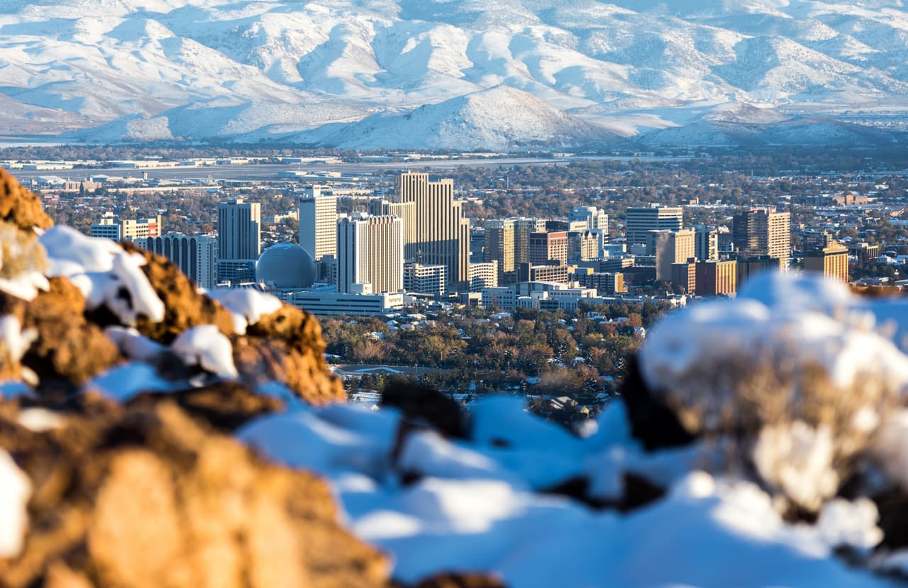 <h3 class="cms-H3-H3">5. Nevada</h3>
<br>
<br>📘 
<b>Población de origen extranjero: </b>19.4%
<br>
<br>📘
<b> Aumento de la población por inmigración internacional, 2020: </b>0.07%
<br>
<br>📘 
<b>Naturalizaciones en 2020: </b>2,705
<br>
<br>📘 
<b>Green cards entregadas en 2020: </b>7,040
<br>
<br>📘 
<b>País de origen del mayor grupo de inmigrantes: </b>México.
<br>
