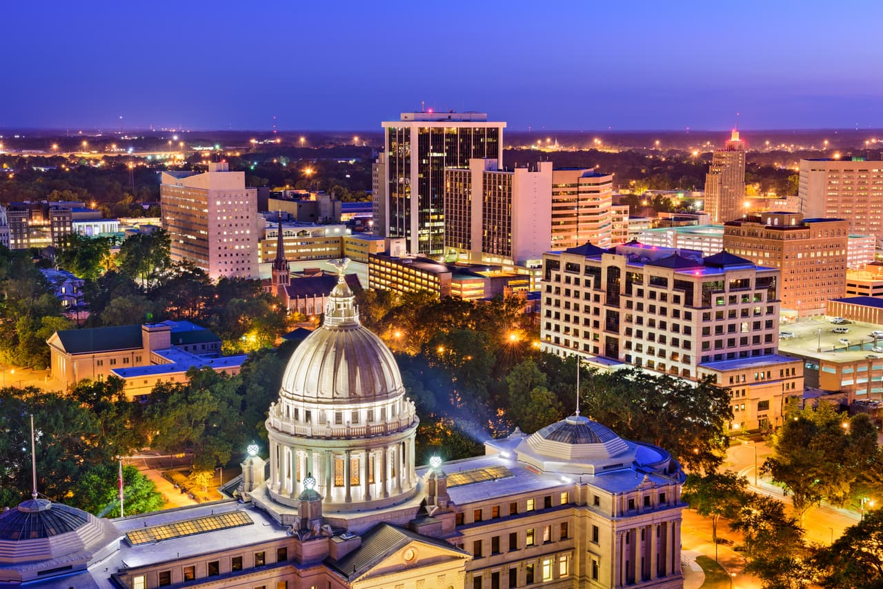 <b>3. Jackson, Mississippi</b>
<br>
<br>Entre las ciudades más grandes, Jackson tiene los precios de gasolina más bajos en el estado de Mississippi y el segundo más bajo de todo el país. Un conductor en promedio puede encontrar el galón de gasolina a tan solo $1.88, un centavo por encima del líder nacional, San Antonio, Texas. Por si fuera poco, un viaje promedio en esta ciudad dura 20.5 minutos, el noveno más corto en el país.
<br>