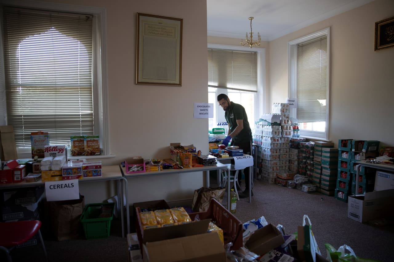 Programa de alimentos compartidos
<br>
<br>2901 W. Hunting Park Avenue
<br>Filadelfia, PA 19129
<br>215-223-2220
<br>
<br>El 
<a href="https://sharefoodprogram.org/get-involved/sharevolunteer/volunteer-opportunities/" target="_blank">Programa Share Food</a> suspende el voluntariado, pero está buscando personas que puedan comprometerse al menos 26 horas por semana y someterse a exámenes de salud y capacitación regulares. También siguen aceptando alimentos enlatados y envasados, de lunes a sábado de 6 a.m. a 6 p.m. 
<br>
<br>Solo deja la papelera afuera de la entrada del edificio.