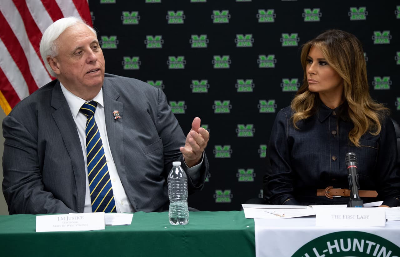 ✅ 
<b>West Virginia |</b> FEMA dijo el 27 de agosto que había dado luz verde a los fondos para este estado. En la foto, su gobernador, el republicano Jim Justice, en un evento el 8 de julio del año pasado.