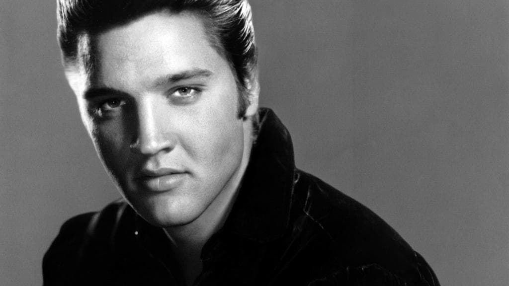<b>Elvis vive</b>
<br>La teoría de que Elvis Presley anda por ahí vivito y coleando resurge de tanto en tanto. El “rey del rock” murió en su casa de Memphis, en Tennessee, el 16 de agosto de 1977. Aunque en este caso los “conspiranoicos” sí que están, en parte, en lo cierto: Elvis vive, y lo hará por siempre, en su música.