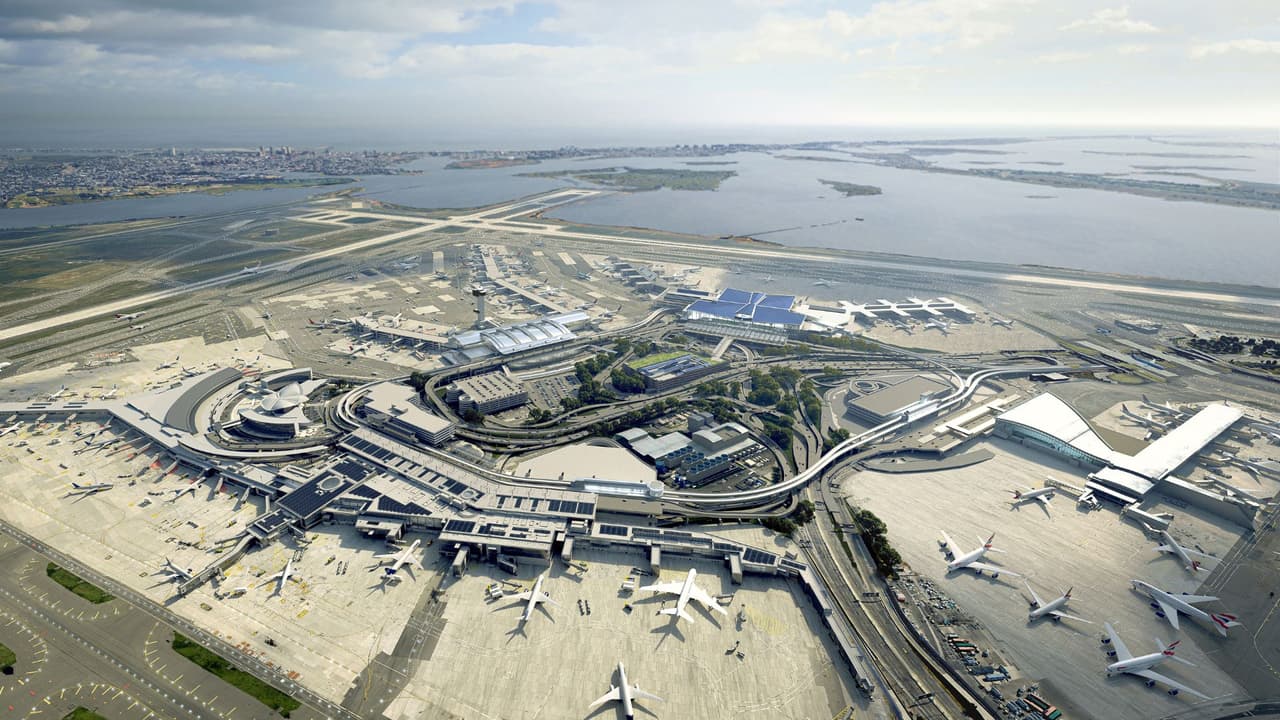 Informaron que comenzaron la construcción de un 
<b>enorme panel solar que tendrá más de 13,000 piezas sobre el techo de la terminal</b> y que cubrirá un área del tamaño de 6 campos de futbol.
<br>