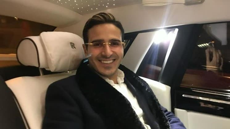 Echamos un vistazo a la colección de carros que Simon Leviev presumió en múltiples ocasiones a través de su cuenta de Instagram y que sirvió como herramienta para llevar a cabo sus estafas.
<br>
<br>
<b>Relacionado:</b> 
<a href="https://www.univision.com/carros/carros-y-famosos/kanye-west-vistazo-tanque-militar-venta-fotos">Kanye West: un vistazo al tanque militar de medio millón de dólares que puso a la venta</a>
