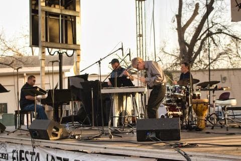 <h2 class="cms-H2-H2">Fiesta World Class Jazz</h2>
<br>
<ul>
 <li class="li1">Cuándo: 28 de abril</li>
</ul> 
<ul>
 <li class="li1">Hora: 13:00 a 22:00 horas</li>
</ul> 
<ul>
 <li class="li1">Dónde: St. Mary’s University Campus</li>
</ul> 
<ul>
 <li class="li1">Qué es: Concierto especial y evento familiar en el que músicos jóvenes competirán por un premio.</li>
</ul> 
<ul>
 <li class="li1">Costo: Gratis</li>
</ul>