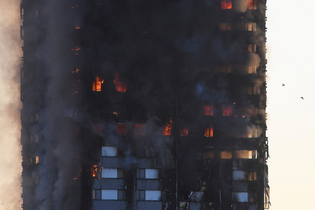 Un proceso de evacuación está en marcha también en los edificios cerca de la torre en llamas debido a la caída de escombros.