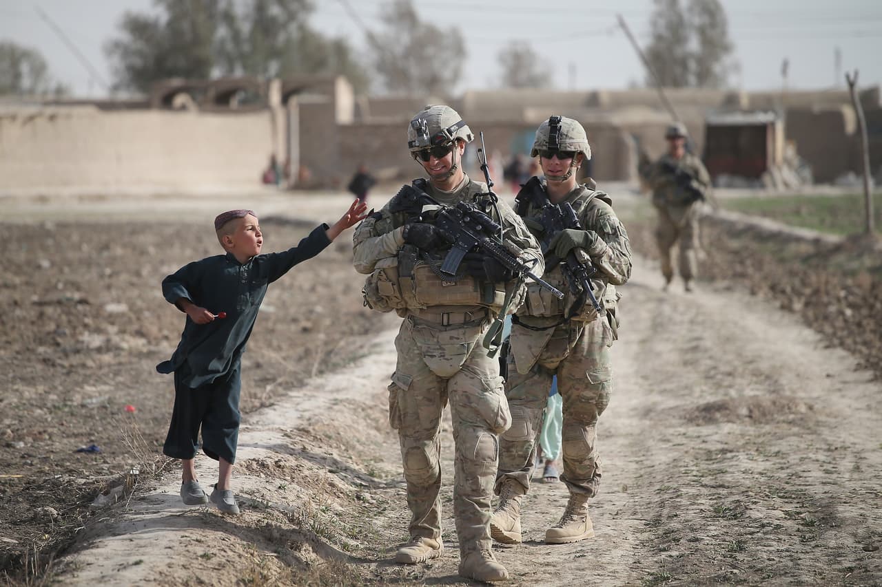 Dos militares estadounidenses patrullan una aldea cerca de Kandahar, Afganistán, el 3 de marzo de 2014.
<br>
<br>Con la guerra en un punto muerto, Obama puso fin a las principales operaciones de combate el 31 de diciembre de 2014. Desde entonces la prioridad sería impulsar el entrenamiento y las ayudas a las fuerzas afganas para retirar definitivamente las tropas.
<br>