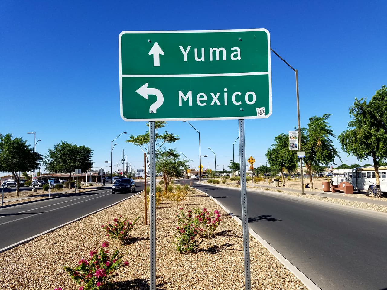 César Chávez nació el 31 de marzo de 1927 en Yuma, Arizona. El activista luego falleció de un paro cardíaco el 23 de abril de 1993 en San Luis, Arizona. 
<br>