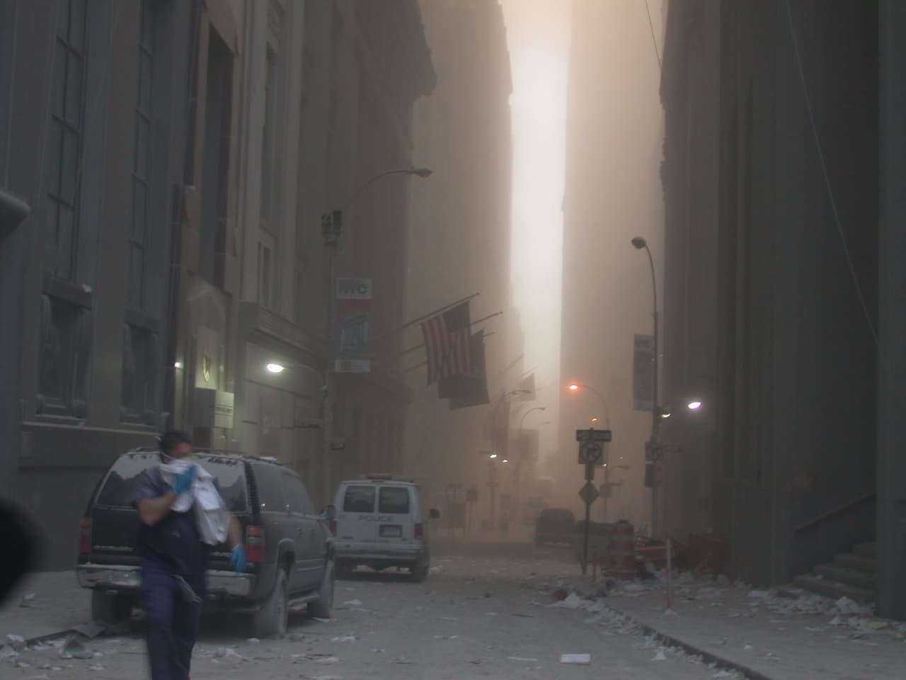 Imagen captada por un empleado del USSS en la que se puede observar la Zona Cero luego del colapso de las Torres Gemelas de Nueva York. 
<br>
<br>