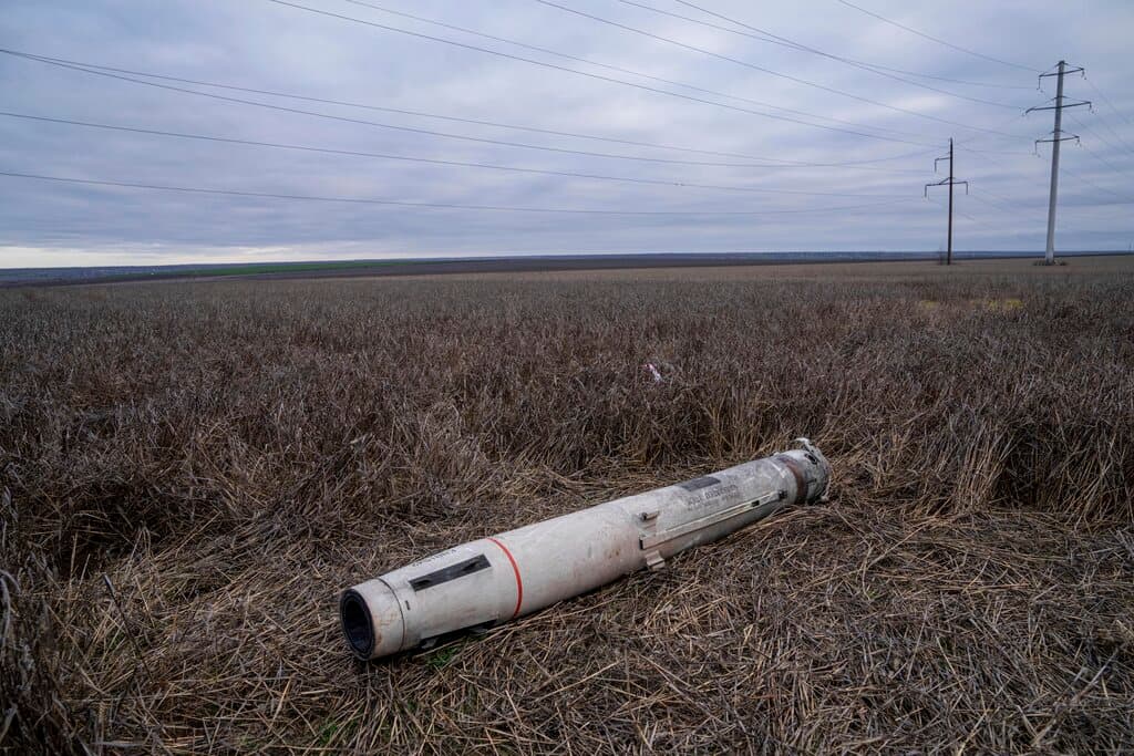 Un cohete AGM-88B HARM se encuentra en el campo cerca de Snihurivka, Ucrania, el domingo 4 de diciembre de 2022.