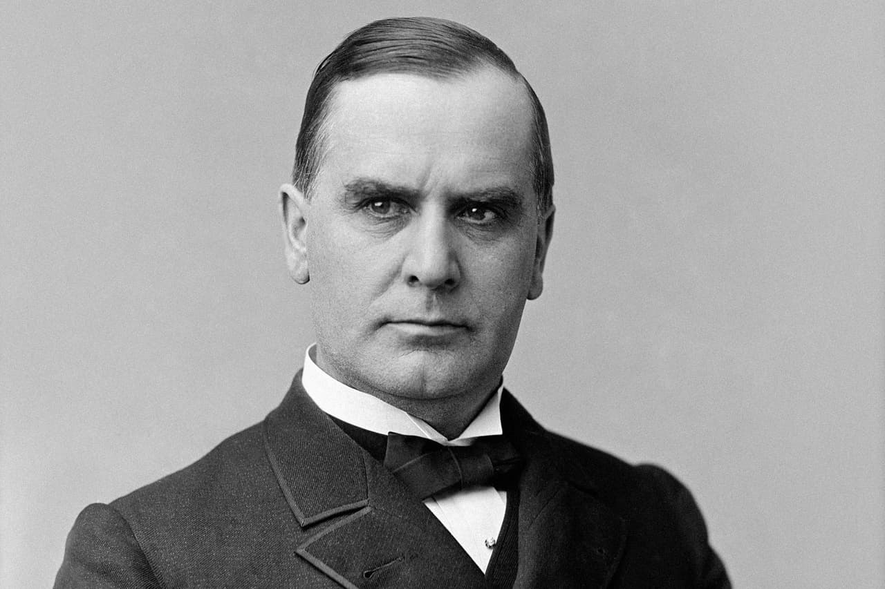 <b>William McKinley, presidente de Estados Unidos.</b>
<br>
<br>Tomó el poder en 1897. El seis de septiembre de 1901 recibió un tiro en el abdomen y otro en el pecho en un acto público en Nueva York,
<a href="https://www.history.com/news/the-assassination-of-president-william-mckinley"><u> según reseña history.com</u></a>. Murió ocho días después, a los 58 años de edad.
<br>
<br>Antes de McKinley
<b> </b>en Estados Unidos fueron asesinados los presidentes Abraham Lincoln (1865) y James A. Garfield (1881).