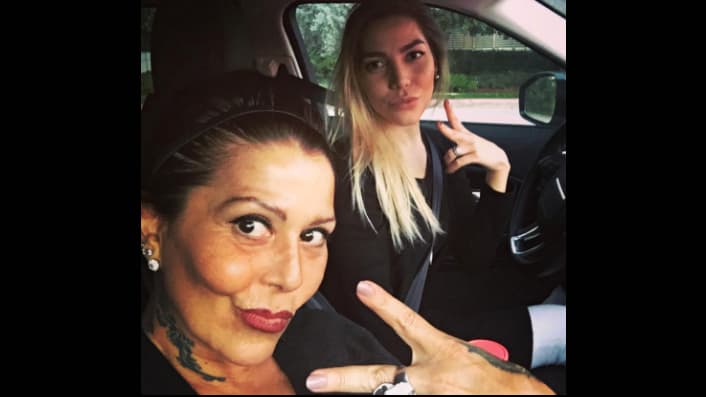 A la cantante la señala por los presuntos delitos de 
<b><a href="https://www.univision.com/famosos/frida-sofia-dinero-dano-enrique-guzman" target="_blank">corrupción de menores y violencia familiar</a></b>. A su abuelo, también lo incluye en estos, con la diferencia de que además lo señala por presunto abuso sexual.
<br>