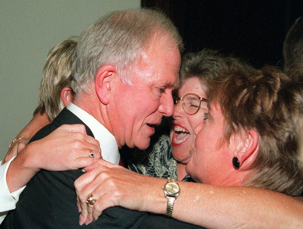 <b>Bob Packwood.</b> En 1995 el entonces senador republicano por el estado de Oregon se vio forzado a renunciar a su escaño bajo la amenaza de expulsión a raíz de una serie de denuncias sobre conducta sexual inapropiada. Las acusaciones en su contra comenzaron en 1992, cuando una nota de 
<i><a href="https://www.washingtonpost.com/archive/politics/1992/11/24/senate-urged-to-probe-packwood-allegations/c346372c-d83c-4f8c-a256-6fe5ffc5fb6d/?utm_term=.4070b0333d66" target="_blank">The Washington Post </a></i>detalló señalamientos de 10 mujeres, entre ellas exempleadas y cabilderas. En total, Packwood fue denunciado por 19 mujeres.