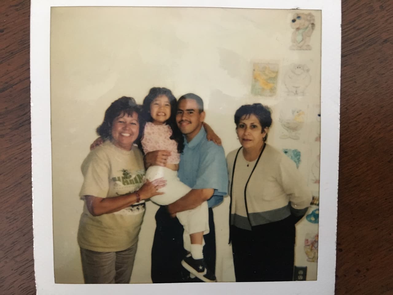 A este hispano lo acusaron de intento de asesinato en un tiroteo que ocurrió la noche del 14 de julio de 1998. En esta imagen él tenía 22 años y cargaba a su hija mayor, Jessica, entonces de 5 años. También están su madre, Yolanda, y la prima de esta, Benita.