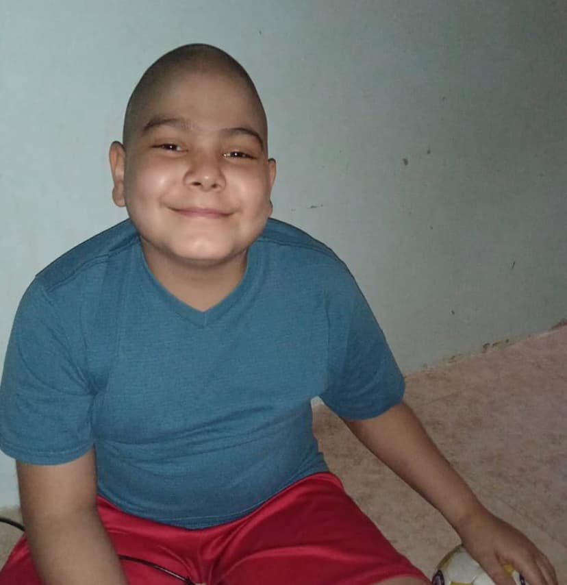 Y es que, a pesar de todo la adversidad, Adrián mantiene su sonrisa intacta y no deja que la realidad termine por abrumarlo. 
<b>“Yo le digo a mami que vamos a salir de esto.</b> Porque, aunque llega un momento que uno decae y dice que no puede más, le pido mucho a Dios para que me fortalezca para seguir, terminar con esto y poder derrotar a ese monstruo”, señala el niño. 
<br>