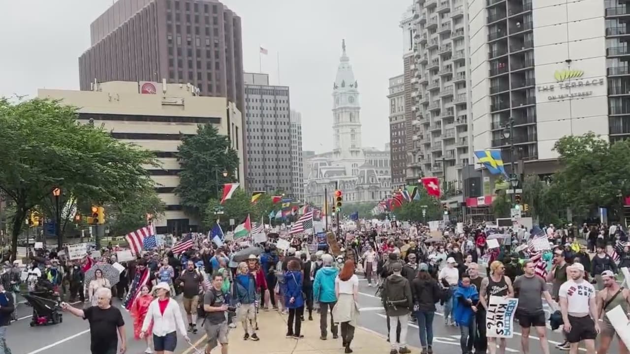 Protestan en Filadelfia contra políticas migratorias, pero Trump ordena más redadas en ciudades demócratas