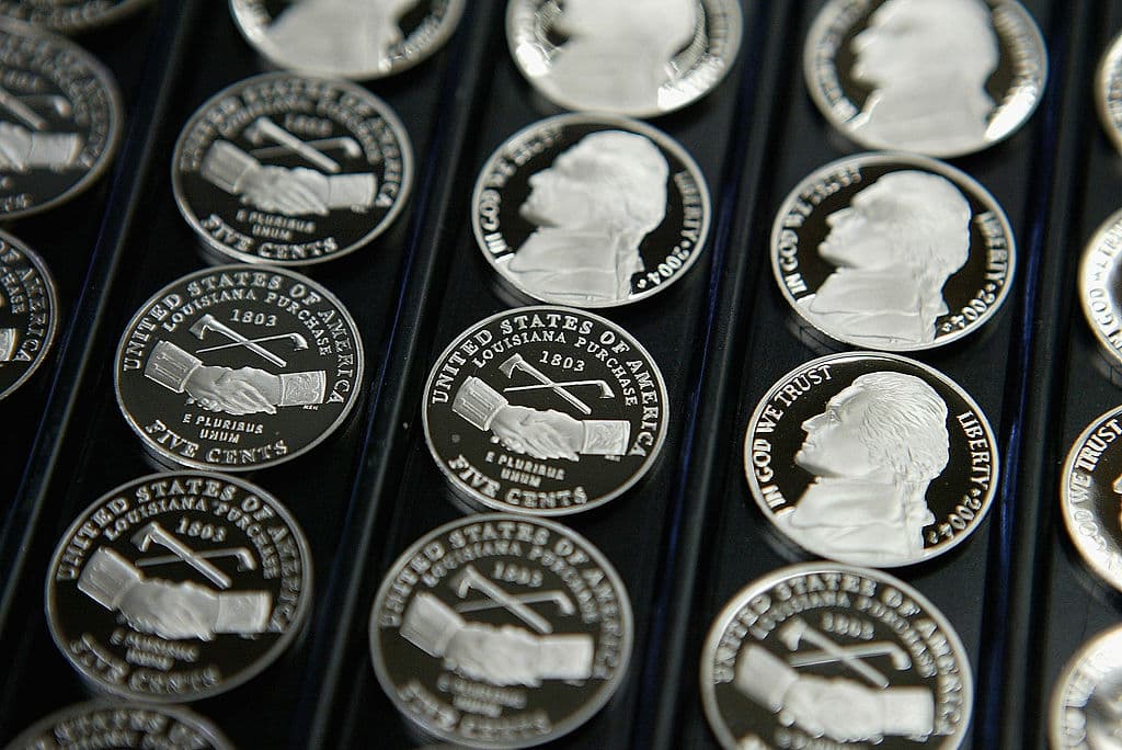 <a href="https://www.univision.com/local/los-angeles-kmex/algunas-de-estas-monedas-pueden-ser-compradas-por-coleccionistas-hasta-por-30-000-fotos">Algunas de estas monedas pueden ser compradas por coleccionistas hasta por $30,000 </a>
<br>Son frecuentemente utilizadas en los parquímetros, las máquinas de sodas, bocadillos y en lavanderías. Además de un valor simbólico, histórico, cultural y artístico estas monedas pueden llegar a tener un precio mucho mayor del que representan.