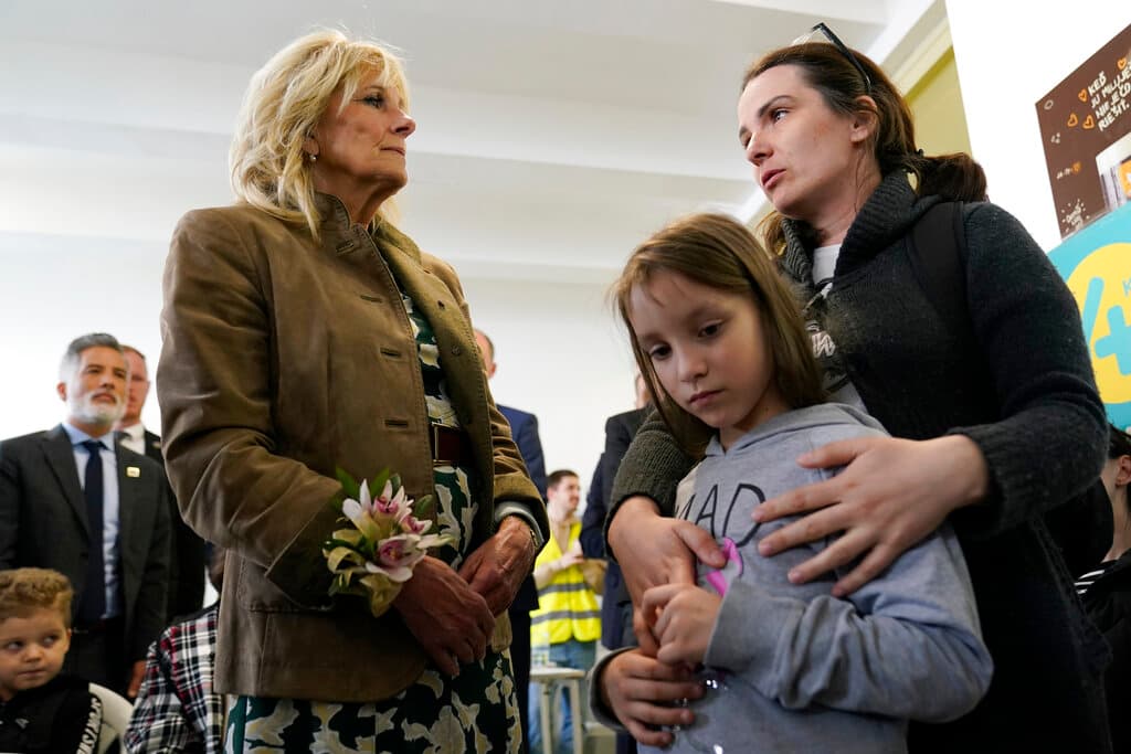 Con su visita de unas dos horas a Ucrania este domingo, Jill Biden se suma a la lista de figuras de alto perfil del gobierno de Estados Unidos que han visitado ese país en las 
<a href="https://www.univision.com/temas/conflicto-ucrania-y-rusia">10 semanas que lleva la invasión rusa</a>; algo que su esposo, el presidente Biden, no ha logrado, a pesar de que ha declarado públicamente que le gustaría visitar Ucrania pero no se ha podido concretar por razones de seguridad.