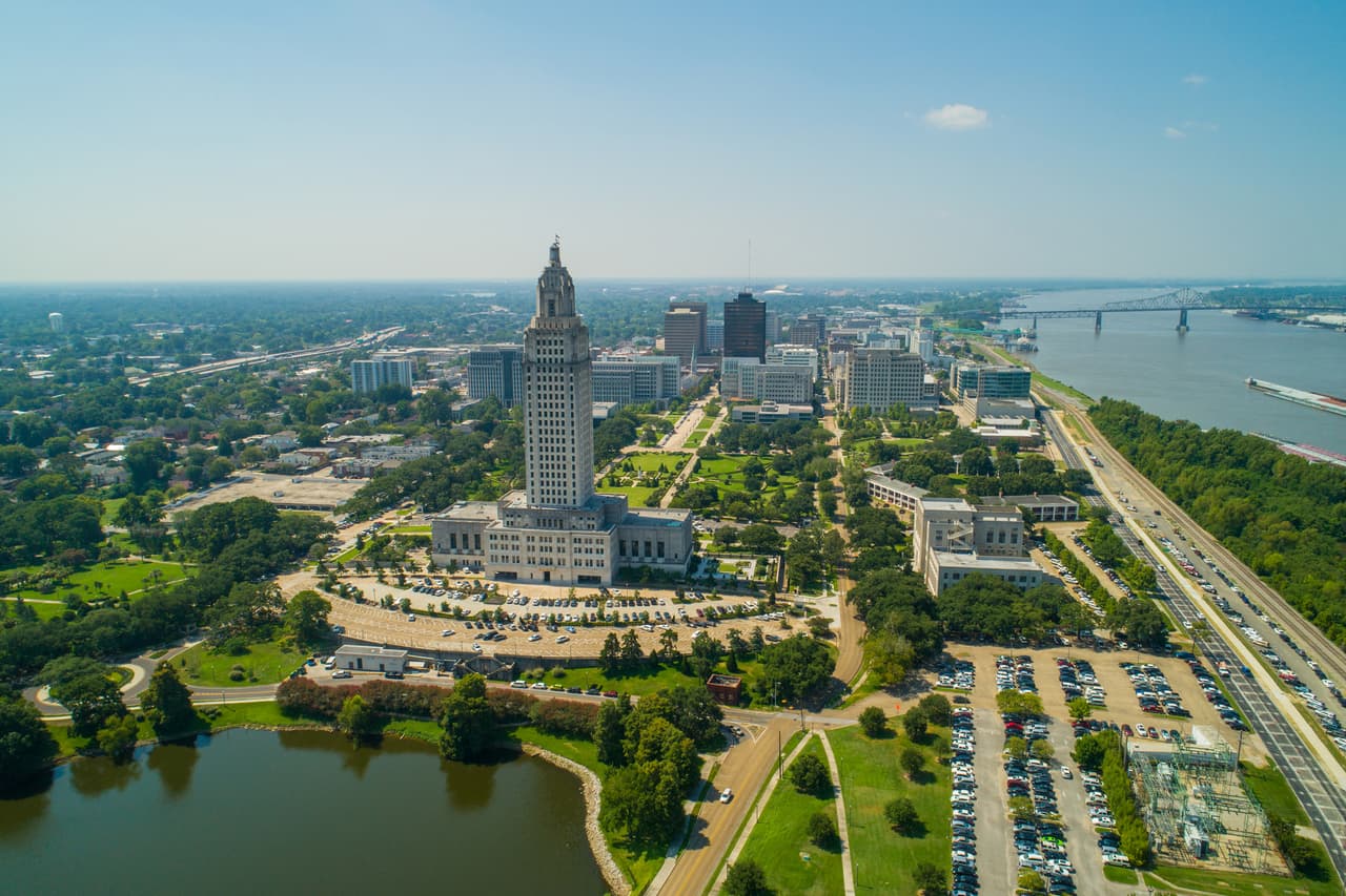 <h3 class="cms-H3-H3">3. Louisiana</h3>
<br>
<br>💉 
<b>Esperanza de vida al nacer (2020): </b>73.1
<br>
<br>💉
<b> Modificación con respecto a 2019 (en años):</b> -2.6
<br>
<br>💉 
<b>Población sin seguro médico:</b> 8.7%
<br>
<br>💉 
<b>Población total: </b>4,664,616
<br>